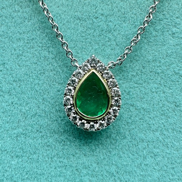 Stunning 14k White Gold Pear-Shaped Emerald and Diamond Halo Necklace - Picture 4 of 6